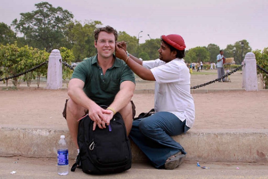 Ο επικός τρόπος καθαρισμού των αυτιών στους δρόμους της Ινδίας – Δείτε βίντεο