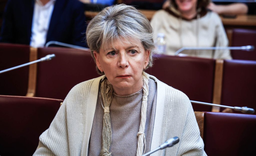 Σφυροκόπημα Ε.Ακρίτας στην Α.Διαμαντοπούλου: «Βουρκώνει με τα Τέμπη αποκαλώντας τις συγκεντρώσεις μνημόσυνα;»