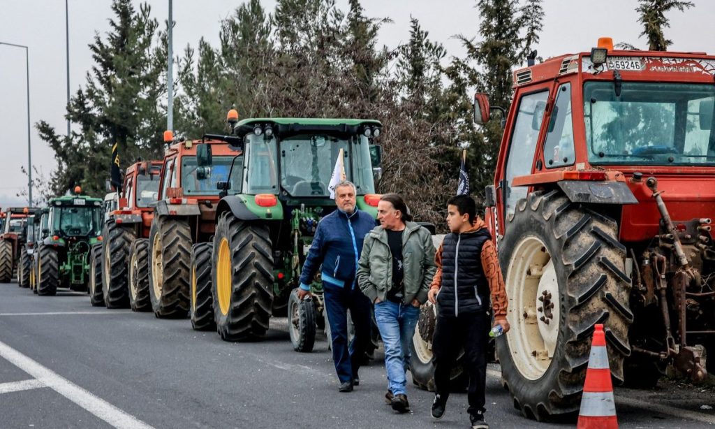 Μπλόκα αγροτών: Έκλεισαν την παλιά Εθνική στο ύψος του Ριζομύλου – «Πιθανό να ξαναδείτε τρακτέρ στο Σύνταγμα»