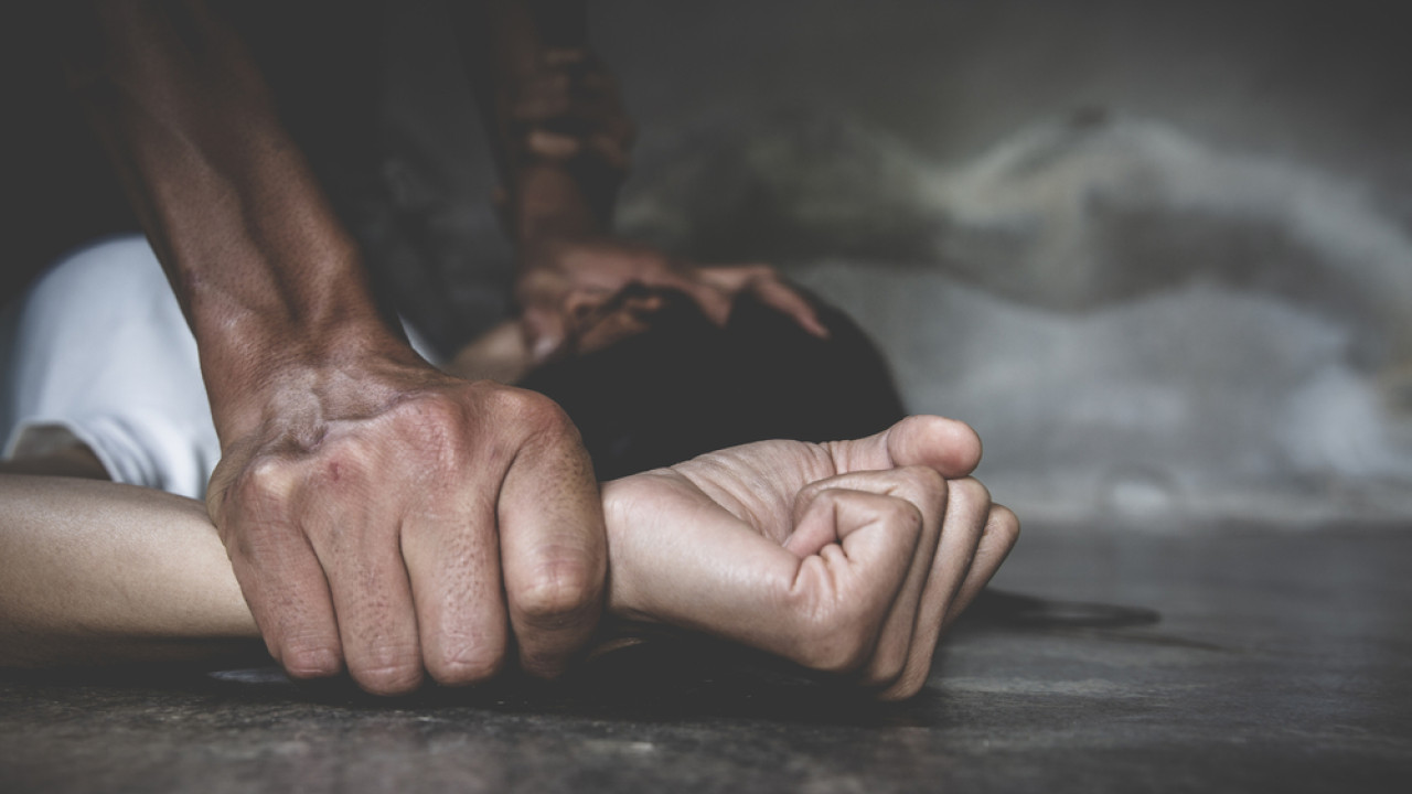 Κρήτη: Γυναίκα καταγγέλλει τον Αλβανό γείτονά της ότι την βίασε υπό την απειλή μαχαιριού