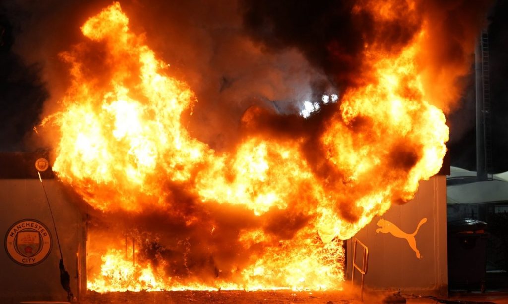 Παρανάλωμα του πυρός έγινε πάγκος εμπορευμάτων στο γήπεδο της Μάντσεστερ Σίτι! (βίντεο)