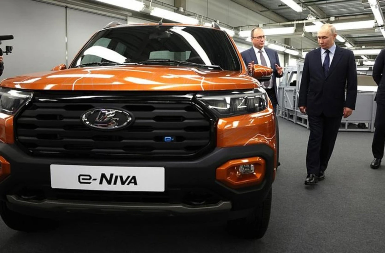 O Vladimir Putin είδε από κοντά το ηλεκτρικό Lada Niva