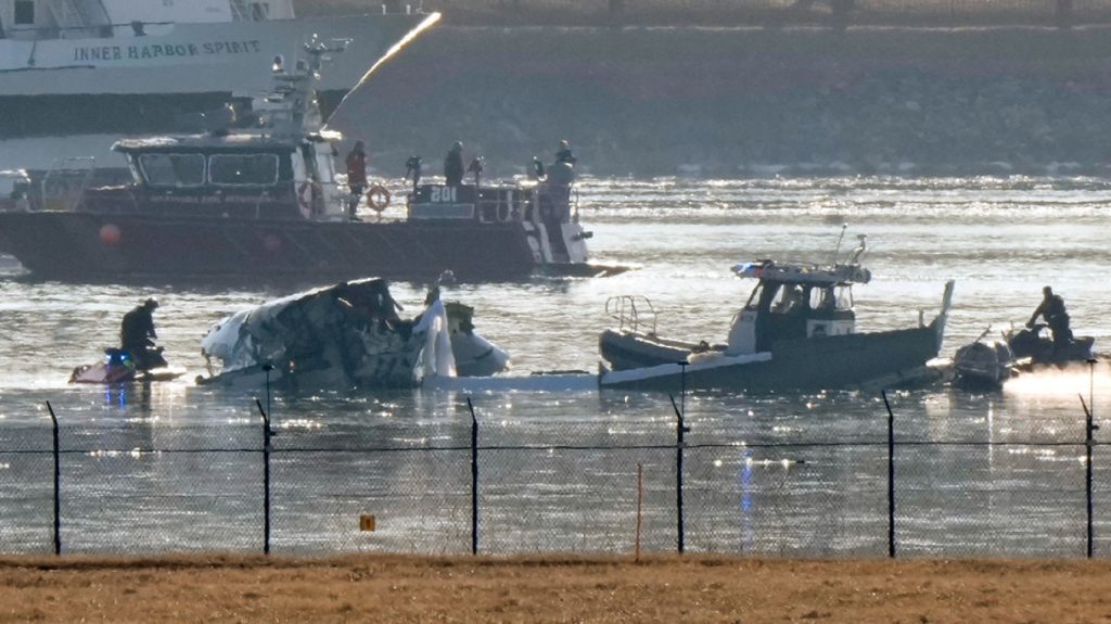 Αποκάλυψη New York Times: «Ο ελεγκτής έκανε δουλειά για δύο – Καθοδηγούσε και το ελικόπτερο και το αεροσκάφος»