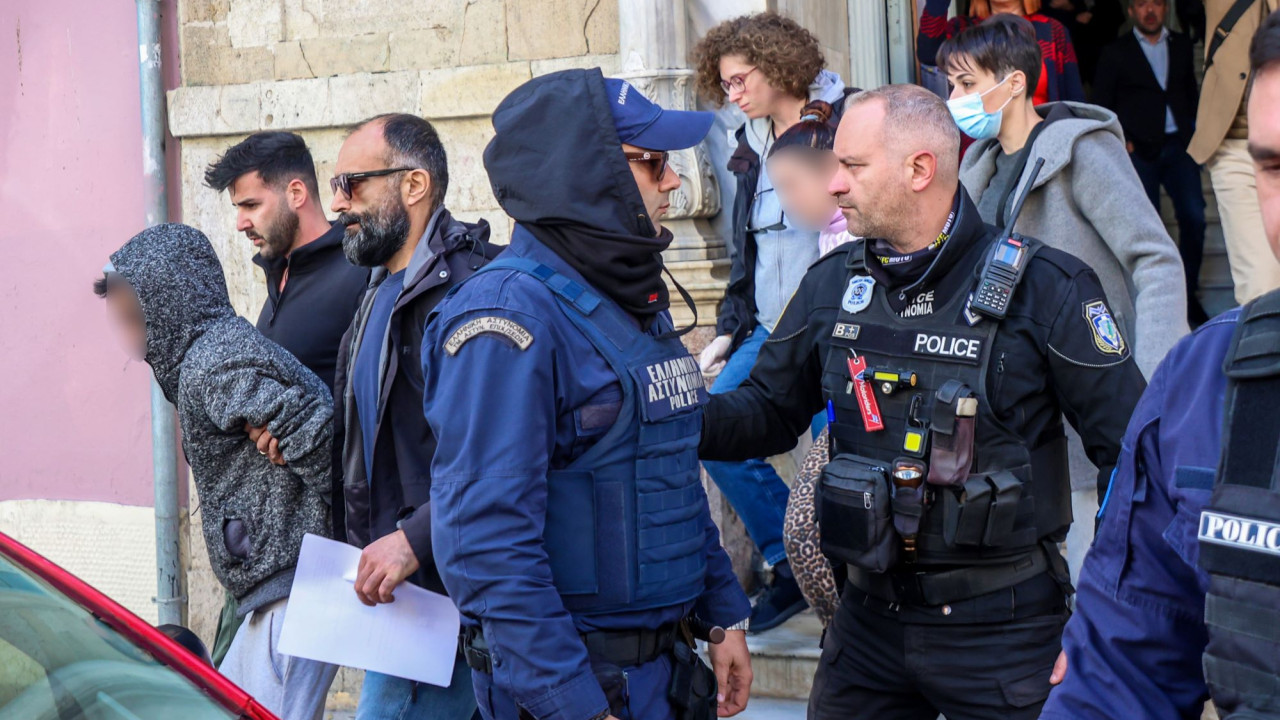 «Έσβηνε γόπες πάνω του και μετά τον έβαζε στην λεκάνη» – Τι δήλωσε η μητέρα του 3χρονου αγοριού από το Ηράκλειο