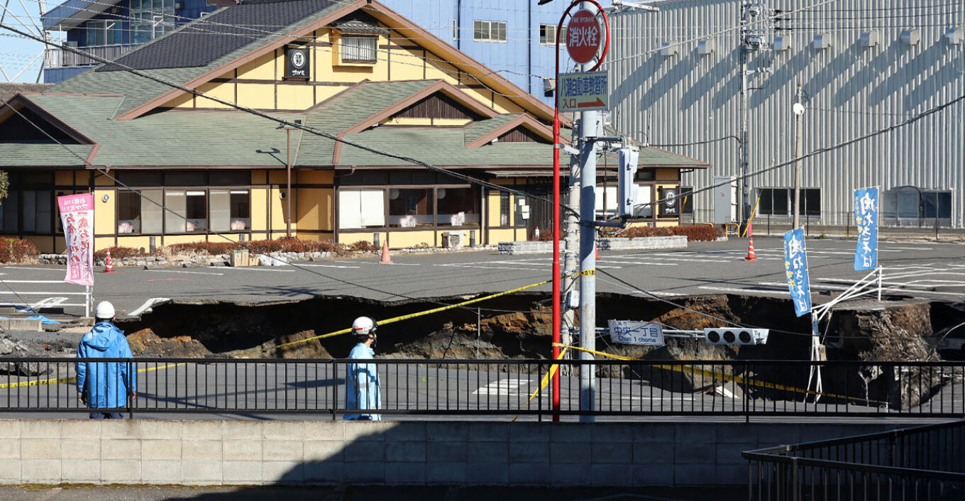 Ιαπωνία: Τετραπλασιάστηκε η διάμετρος της τρύπας στο δρόμο που «ρούφηξε» τον οδηγό και το φορτηγό του (βίντεο)