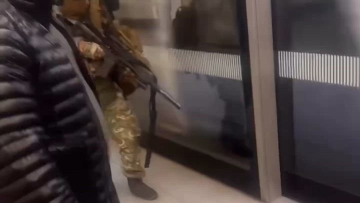 Βρετανία: Συνελήφθη άνδρας που κυκλοφορούσε στο μετρό του Λονδίνου με ψεύτικο… τυφέκιο (βίντεο)