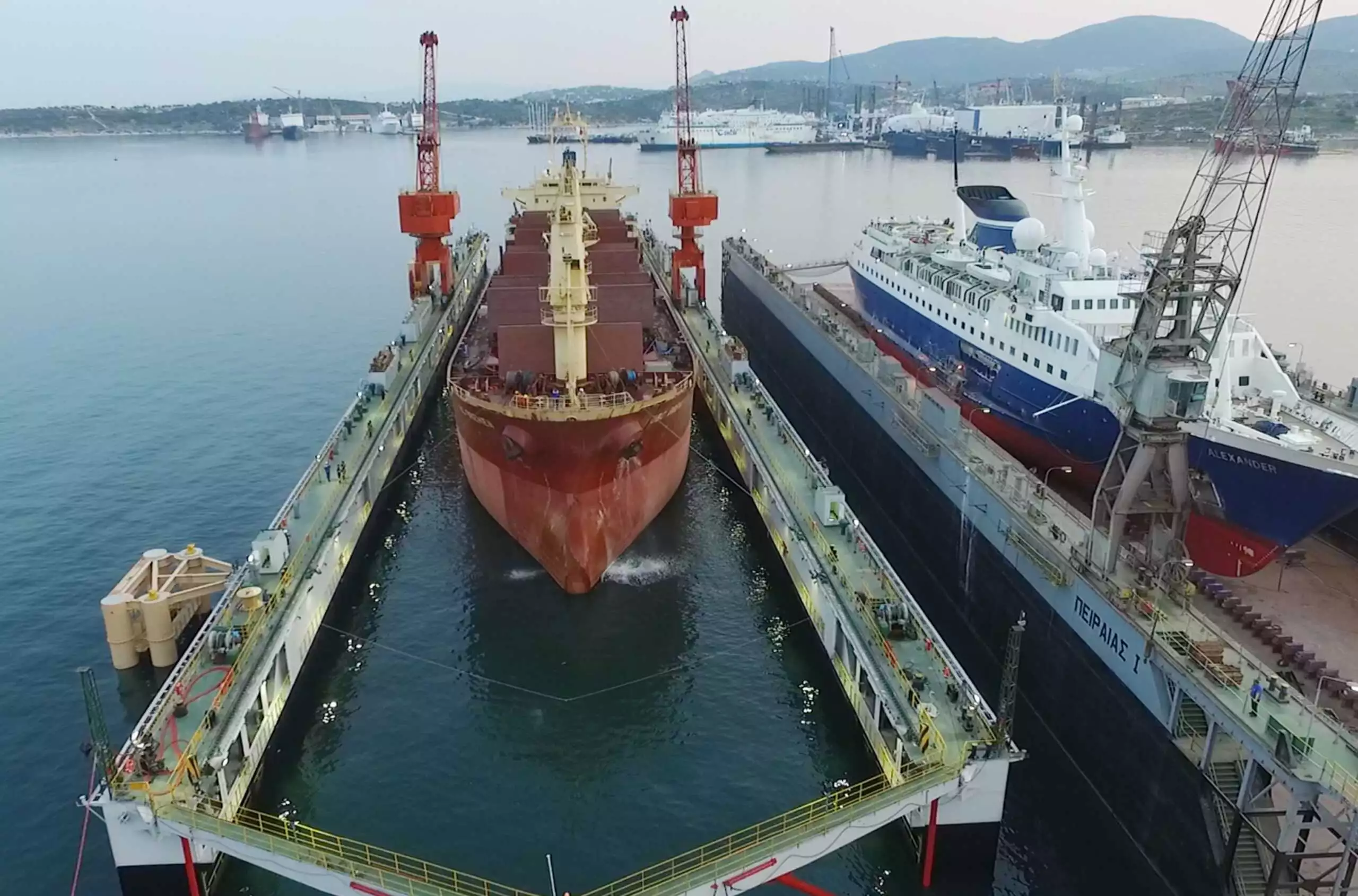 Φωτιά σε πλωτή δεξαμενή στη ναυπηγοεπισκευαστική ζώνη του Περάματος