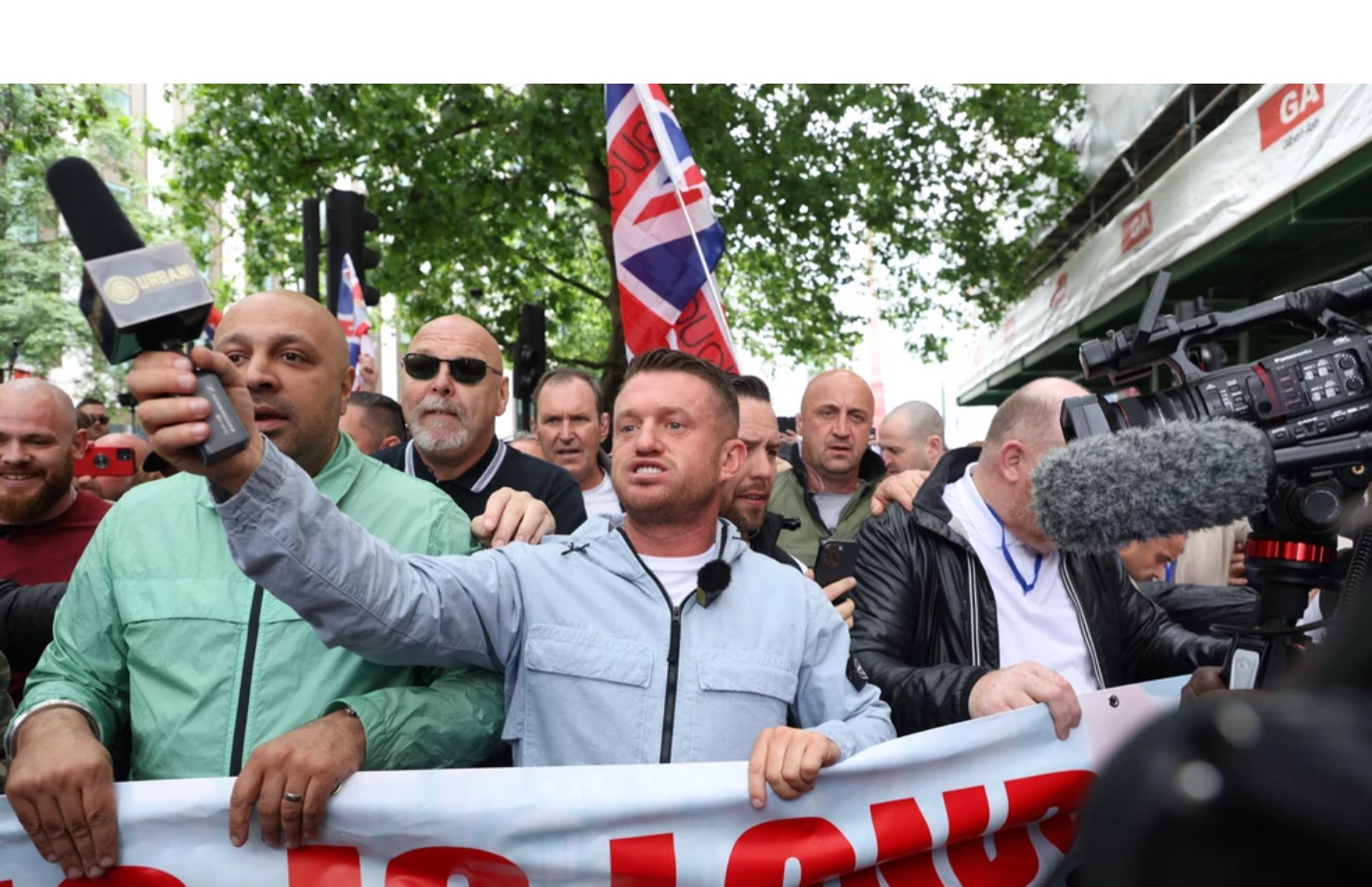 Λονδίνο: Ξεσηκωμός χιλιάδων πολιτών για την αποφυλάκιση του Τόμι Ρόμπινσον – Στήριξη από τον Έλον Μασκ