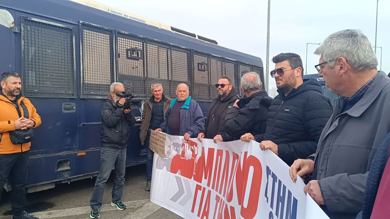 Αγροτικά μπλόκα: Απέκλεισαν τον Ε65 στην Καρδίτσα – Υποδέχτηκαν φορείς στο μπλόκο