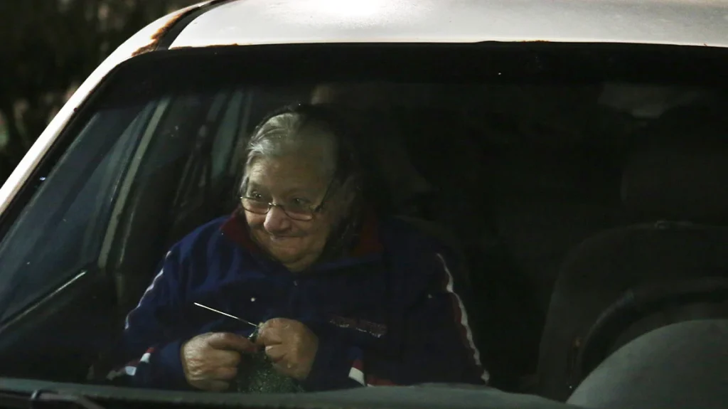 Σεισμοί στη Σαντορίνη: Οι κάτοικοι κοιμούνται στα αυτοκίνητα (φωτο) 