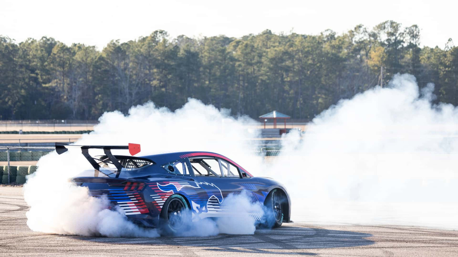 Η Ford Mustang Mach-E ετοιμάζεται για NASCAR και Pikes Peak