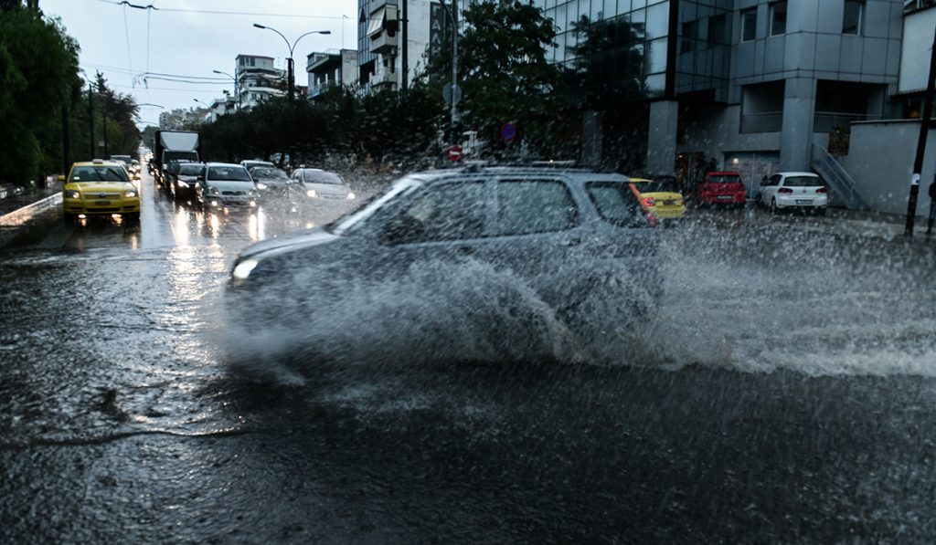 Καταιγίδα: Ποτάμια οι δρόμοι στην Αττική – Κλειστή πάλι η οδός Πειραιώς – Πού θα χτυπήσει τη νύχτα η κακοκαιρία