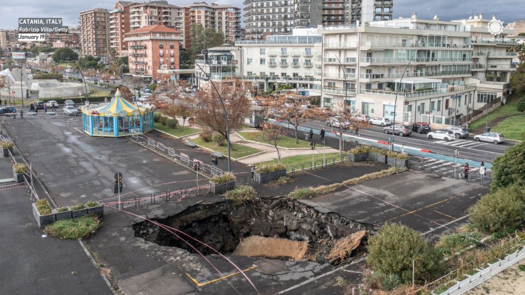 Καταρρακτώδεις βροχές στη Σικελία – «Άνοιξε» τεράστια τρύπα σε δρόμο μετά την βροχόπτωση (βίντεο-φωτο)