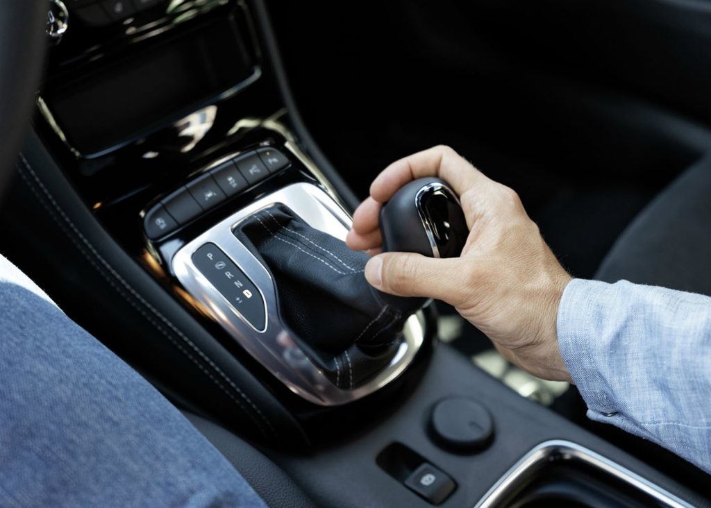 Το γνωρίζατε;- Τι θα συμβεί στο αυτοκίνητό σας εάν βάλετε όπισθεν εν κινήσει (βίντεο)