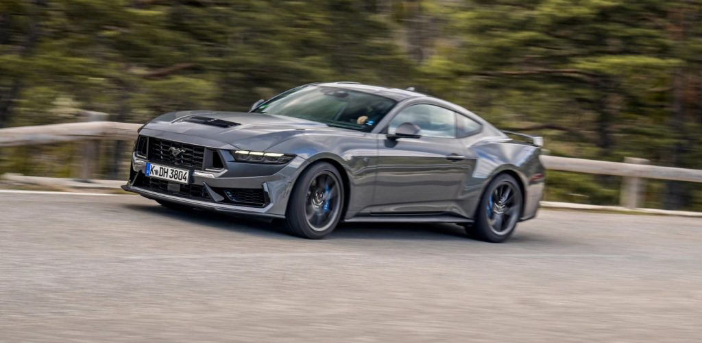 O Max Verstappen δαμάζει την Ford Mustang Dark Horse