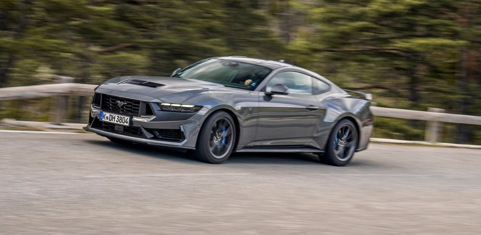 O Max Verstappen δαμάζει την Ford Mustang Dark Horse