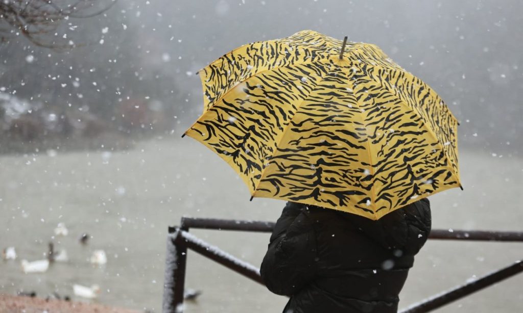 Καιρός αύριο: Νέα πτώση της θερμοκρασίας, βροχές και χιόνια