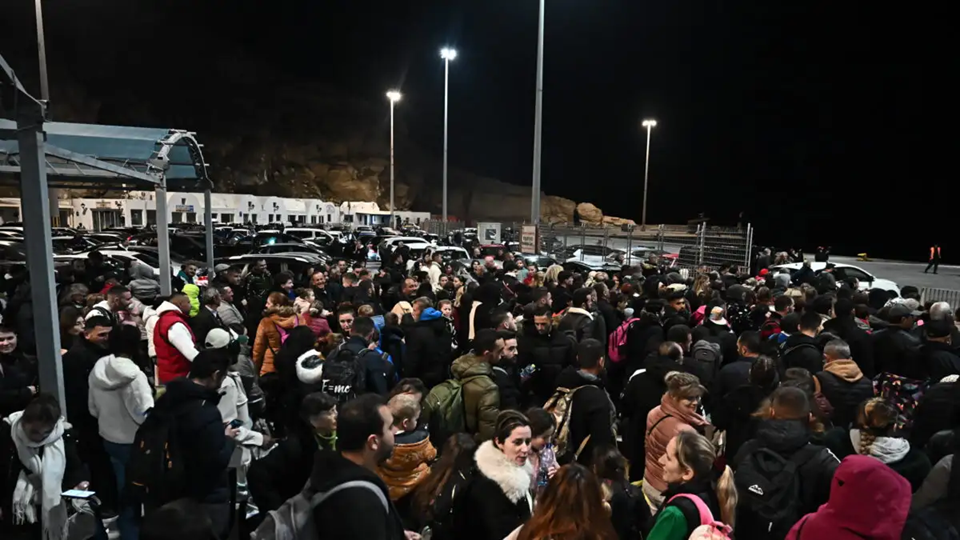 Χιλιάδες κάτοικοι εγκαταλείπουν τη Σαντορίνη φοβούμενοι τα χειρότερα