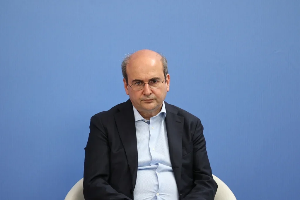 Κ.Χατζηδάκης για το έγκλημα των Τεμπών: «Θα κολλήσουμε στον λαθρέμπορο ξυλολίου;»