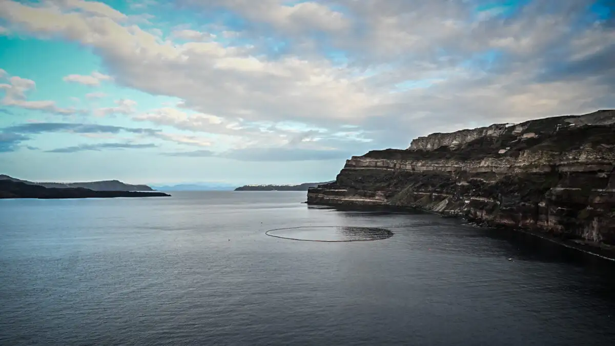 ΕΜΠ: «120 εκατομμύρια τόνοι νερού επηρεάστηκαν από τη σεισμική διέγερση στη Σαντορίνη»