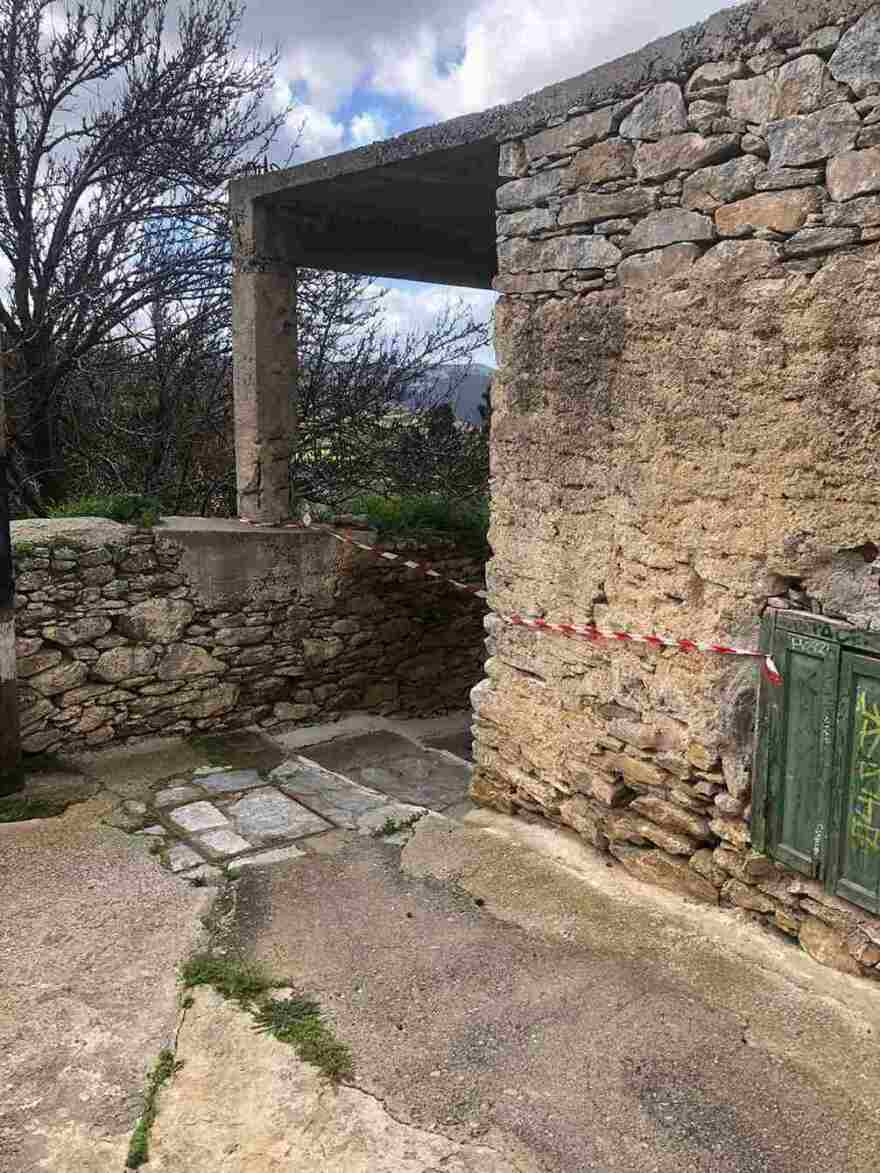 Αμοργός: Με κόκκινες κορδέλες «σφραγίζει» ο Δήμος επικίνδυνα κτίρια στο νησί εν μέσω σεισμών (φωτο)