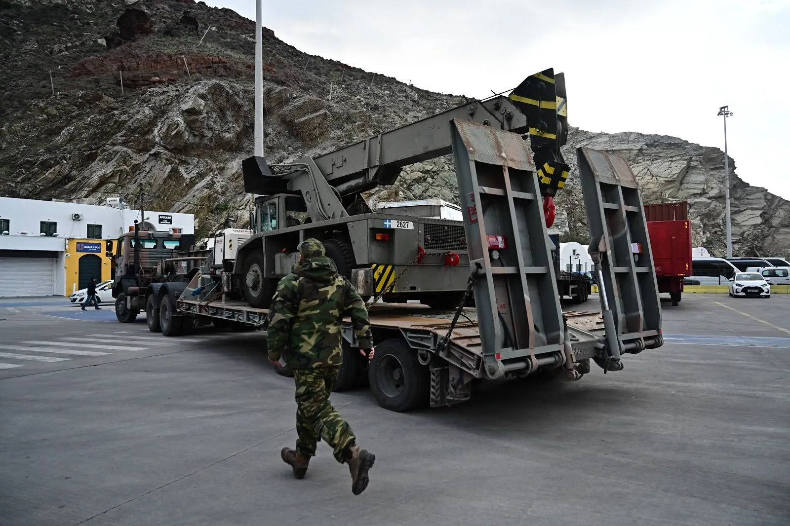 Ειδικά οχήματα του στρατού έφτασαν στη Σαντορίνη (φωτο)
