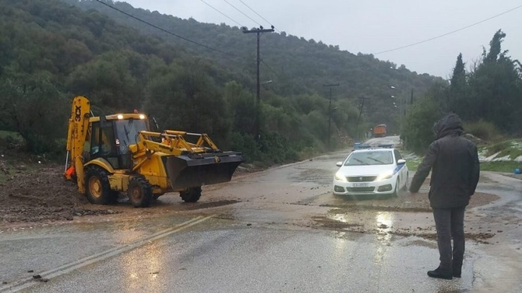 Στα δύο «κόπηκε» η Σιθωνία λόγω κατολισθήσεων: Κλειστή παραμένει η γέφυρα της Τορώνης