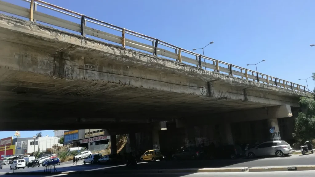 Κρήτη: Τεράστιο κομμάτι από τη γέφυρα της Πηγής στο Ρέθυμνο αποκολλήθηκε και έπεσε στον δρόμο (φωτο)
