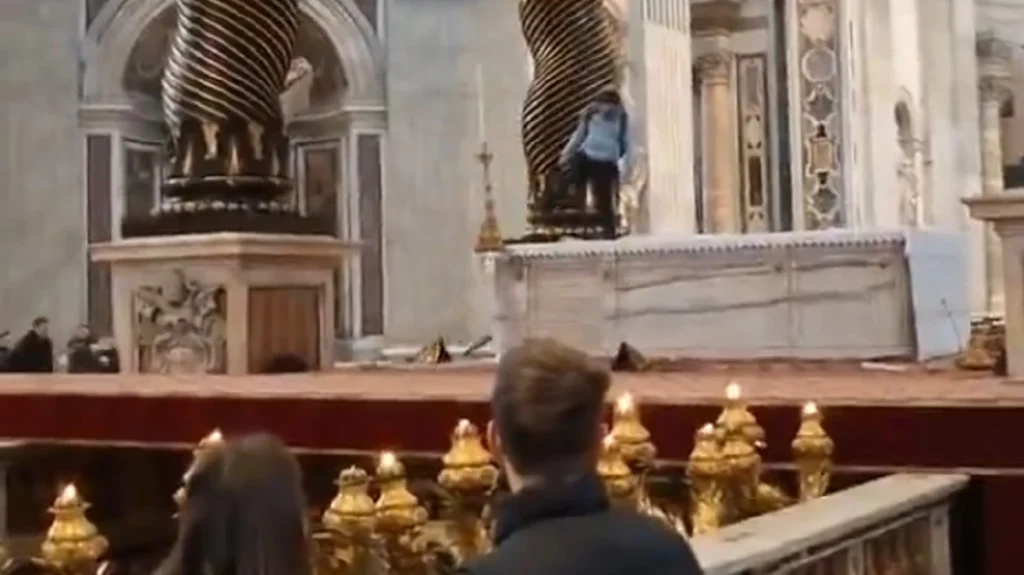 Ρουμάνος πέταξε και έσπασε έξι πολύτιμα κηροπήγια μέσα στη βασιλική του Αγίου Πέτρου – Δείτε βίντεο 