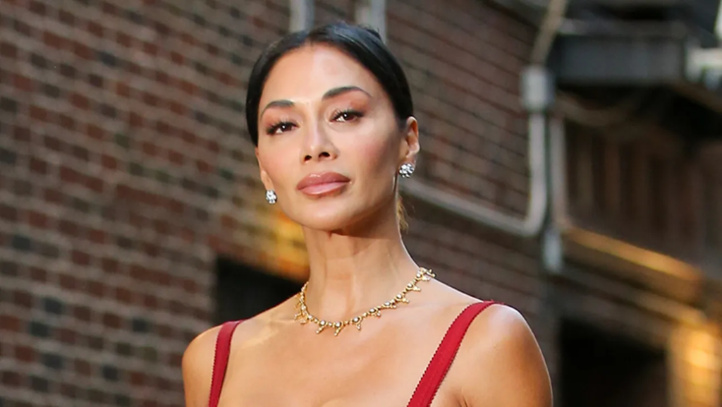 «Μαγνήτισε» τα βλέμματα η Nicole Scherzinger: Έκανε τζόκινγκ σε παραλία της Χαβάης με ένα λεοπάρ μπικίνι (φώτο)