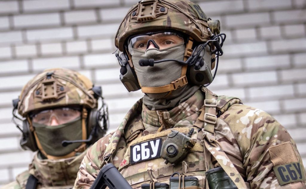 Μόσχα: Καρέ καρέ η σύλληψη μέλους του ναζιστικού τάγματος «Αζόφ» από τη FSB (βίντεο)