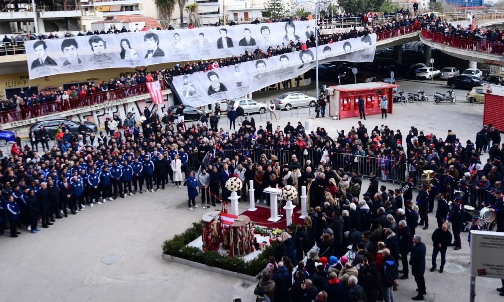 «Βουβός» θρήνος στο μνημόσυνο για τα 21 θύματα της θύρας 7 – Παρούσα όλη η «οικογένεια» του Ολυμπιακού (φωτο)