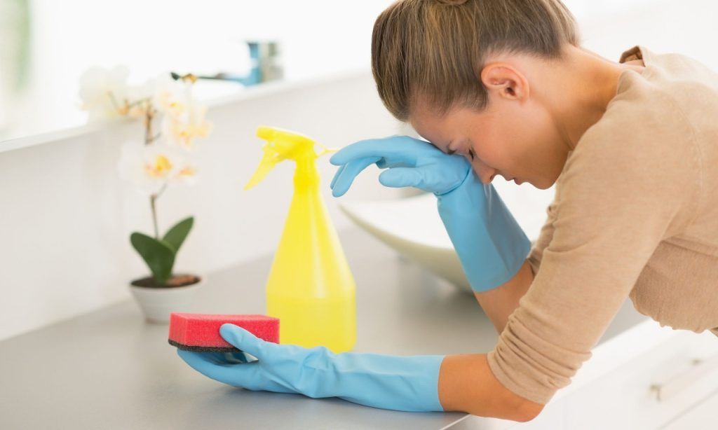 Δείτε για ποιους λόγους πρέπει να σταματήσετε να καθαρίζετε με χλωρίνη
