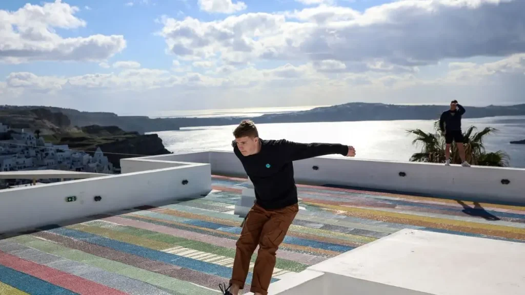 Αθλητές του parkour πηδάνε από στέγη σε στέγη εν μέσω των ατελείωτων Ρίχτερ στη Σαντορίνη (φωτο) 