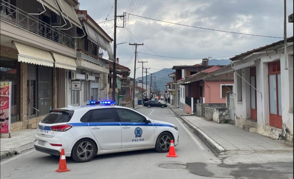 Έτσι εκτέλεσε τους δύο ο 60χρονος- Διαπραγματεύεται με την Αστυνομία – Βίντεο (upd)