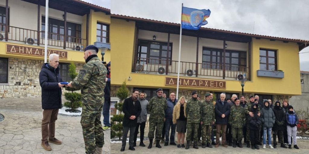 Υψώθηκε η σημαία της 7ης Μ/Κ Ταξιαρχίας που διέλυσαν έξω από το Δημαρχείο του Σουφλίου (βίντεο)