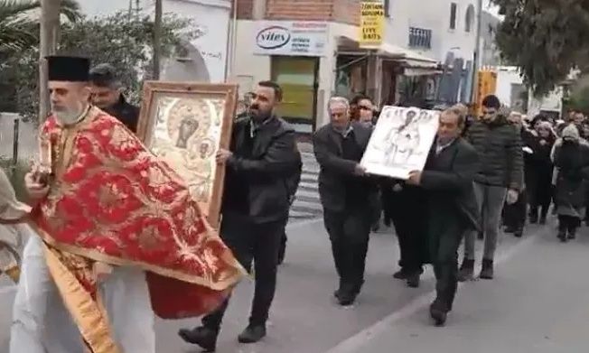 Σαντορίνη: Με λείψανα αγίων και εικόνες στους δρόμους οι κάτοικοι