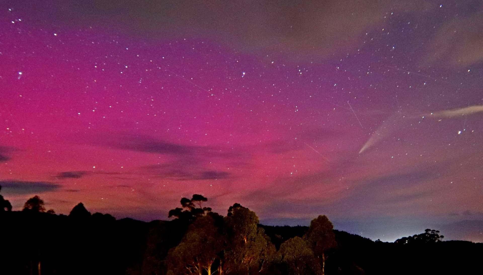 Η στιγμή που ο κομήτης «ΑΤLAS» «διασχίζει» τον ουρανό για πρώτη φορά μετά από 160.000 χρόνια (φωτο)