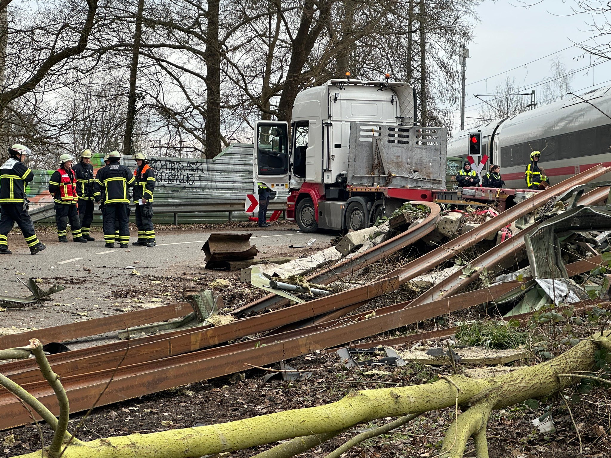 Σύγκρουση τρένου με φορτηγό στο Αμβούργο – Ένας νεκρός και 13 τραυματίες (φωτο – βίντεο)