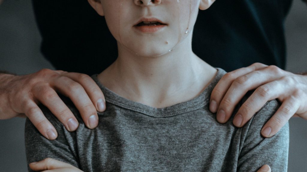 Θεσσαλονίκη: 14χρονος ασέλγησε στον 9χρονο ξάδερφό του – Τους εντόπισε ο παππούς τους την στιγμή του βιασμού!