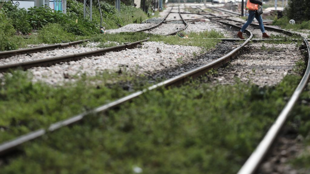 Συνελήφθη φύλακας που ξέχασε να κατεβάσει τις μπάρες σε σιδηροδρομική διάβαση στην Κωνσταντινουπόλεως (βίντεο)