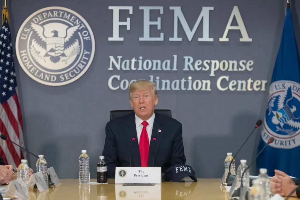 Ο Ν.Τραμπ προανήγγειλε το τέλος της FEMA: «Πρέπει να πάψει να υπάρχει»