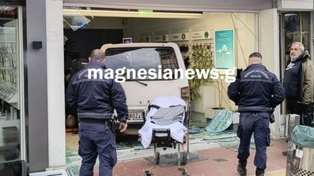 Άνδρας έπαθε ανακοπή ενώ οδηγούσε και μπήκε με το φορτηγάκι του σε βιτρίνα καταστήματος στο Βόλο