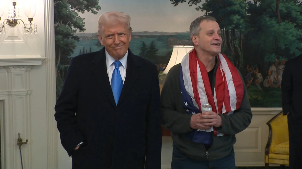 Επέστρεψε στις ΗΠΑ ο Αμερικανός Μ.Φόγκελ που κρατούνταν στη Ρωσία από το 2021 – Έγινε δεκτός από τον Ν.Τραμπ