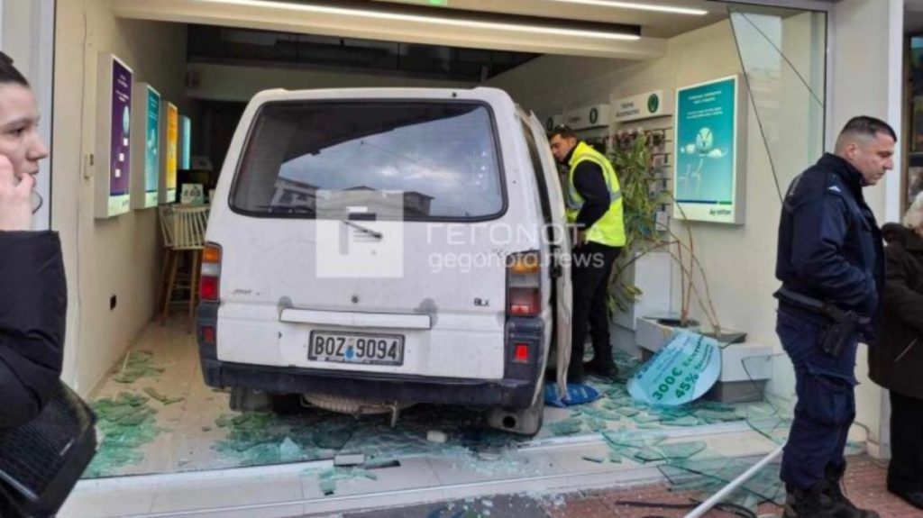 Τραγωδία στον Βόλο: Ηλικιωμένος έπαθε ανακοπή και «κάρφωσε» το όχημά του σε κατάστημα (φωτο)