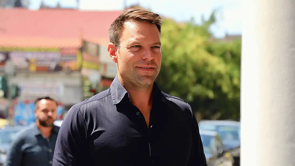 Σ.Κασσελάκης: «Όταν ήμουν έφηβος προσκυνούσα ο προσανατολισμός μου να είναι στρέιτ και όχι γκέι»