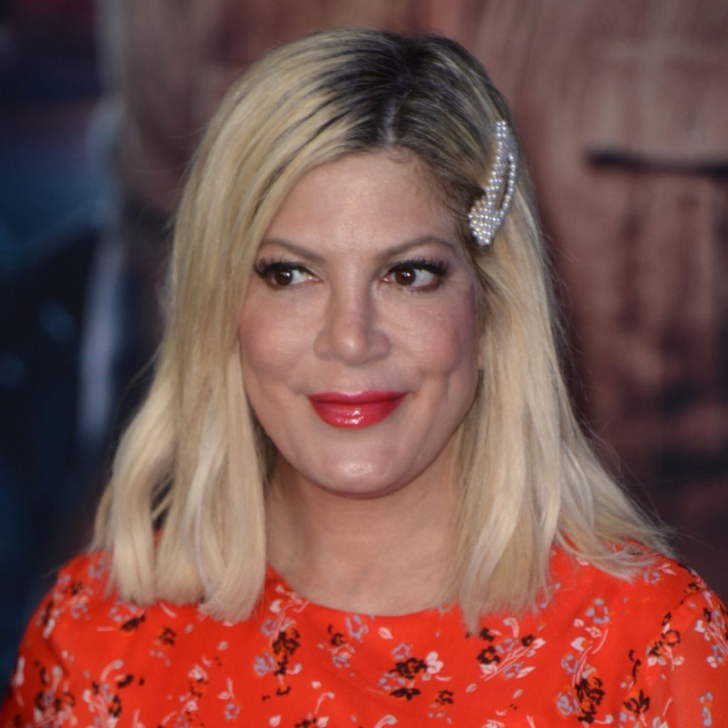 Σάλος στα social media: Η Τόρι Σπέλινγκ έβαλε τον 7χρονο γιο της να της κάνει μασάζ για χαρτζιλίκι!