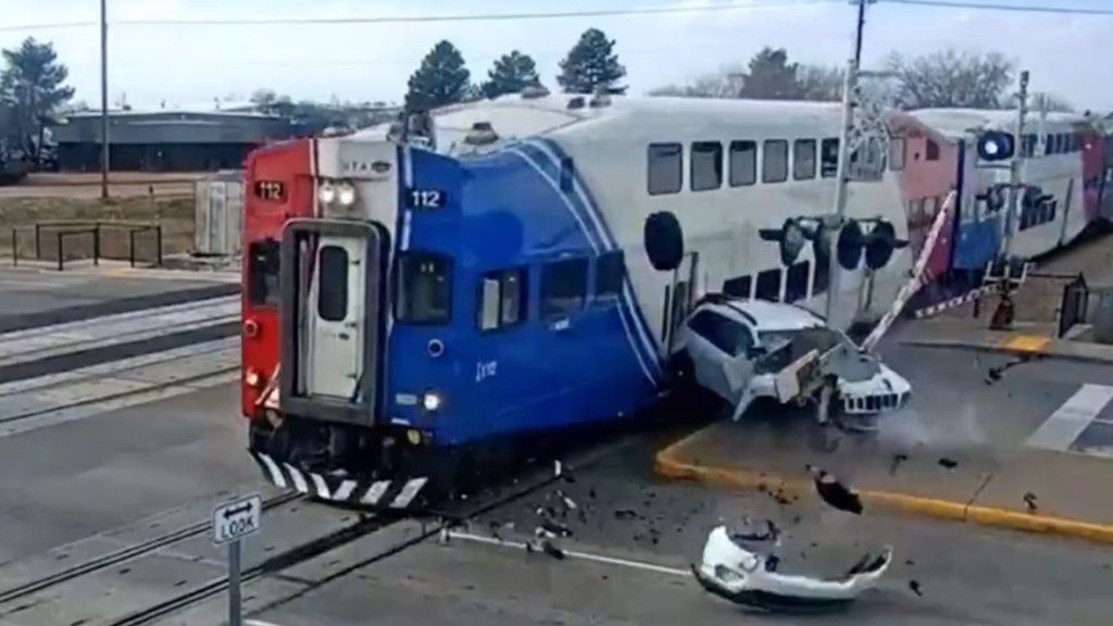 Βίντεο: Η στιγμή που οδηγός στις ΗΠΑ γλιτώνει την τελευταία στιγμή από σύγκρουση με διερχόμενο τρένο