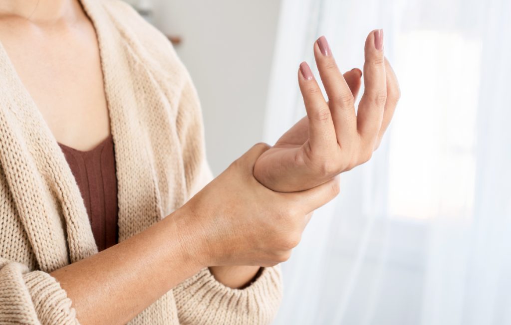 Αιτίες και λύσεις για το μούδιασμα των χεριών τη νύχτα: Τι πρέπει να γνωρίζετε