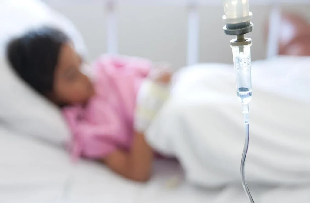 Σημάδια από δαγκωματιές και δέσιμο στο σώμα της 4χρονης – Τι υποστήριξε στην κατάθεση της η 20χρονη μητέρα